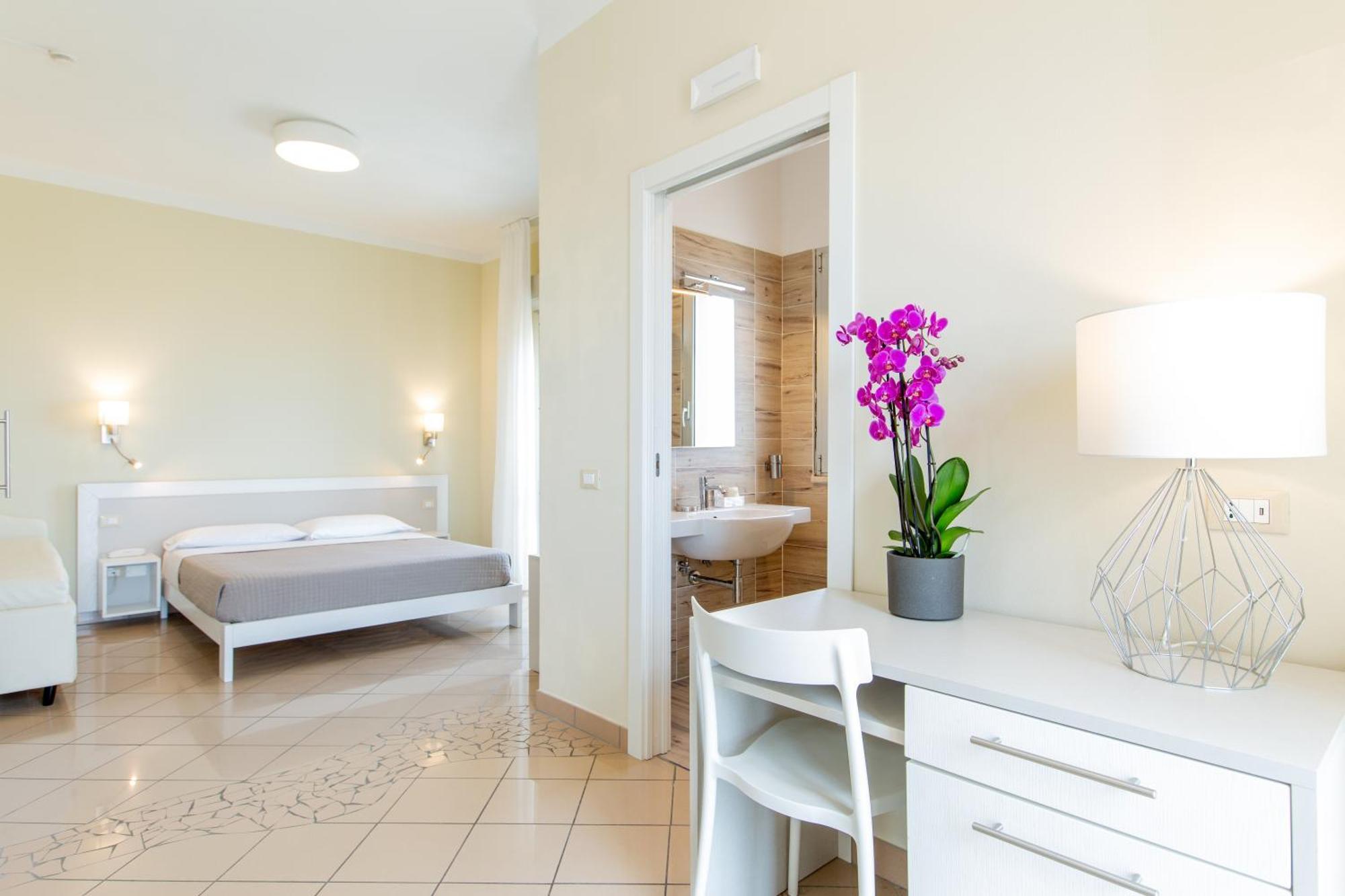 Hotel Lungomare Cervia Bagian luar foto